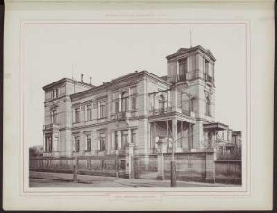 Dresdener Architektur-Album. Bauten und Entwürfe. Blatt 26: Wohnhaus der Familie Rahe in Dresden, Goethestrasse Nr. 1, Ansicht nach der Geothestrasse. Hrsg. vom Dresdener Architekten-Verein. Dresden: Verlag George Gilbers/Buchhandlung für Architektur und Kunstgewerbe, 1875