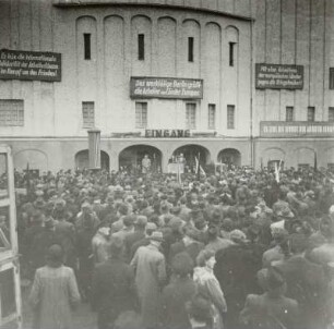 Berlin, Kundgebung vor dem Friedrichstadtpalast anlässlich der europäischen Arbeiterkonferenz