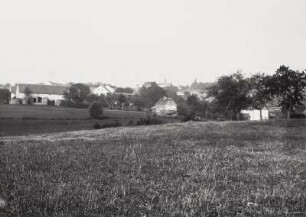 Ortsteilansicht mit Schule und Kirchturm