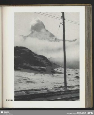 [Bergspitze, in den Wolken verhüllt]