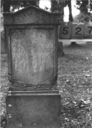 Grabstein 527 (Index: 99787881) Material: Sandstein Zustand: zerbrochen und repariert, sehr stark verwittert mit sehr großem Textverlust Maße HxBxT: 91x38x10 cm Besonderheit: Kindergrab: Grabstein 527