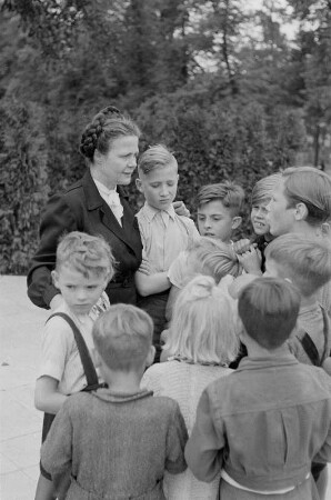 Kinderheim im Volkseigenen Betrieb "Fortschritt" : Gruppenporträt von Frau Mut mit Heimkindern