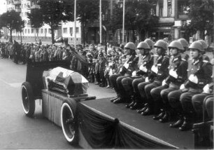 Berlin (Ost). Trauerkondukt für Walter Ulbricht am 7. August 1973. Überführung zum Krematorium am Baumschulenweg in Berlin-Treptow (bestattet am 17.09.1973 in der Gedenkstätte der Sozialisten auf dem Zentralfriedhof Friedrichsfelde in Berlin-Lichtenberg)
