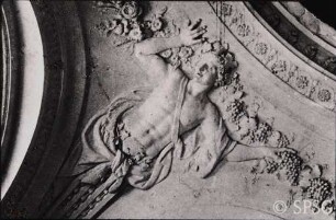 Berlin, Schloss Charlottenburg, Altes Schloss, Treppenhaus, R. 113 / R. 208, Detail des Deckengewölbes in Höhe der Lünetten, Herme und Girlande.