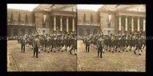 Musikkorps in altbayrischen Uniformen und Schützen vor dem Nationaltheater am Max-Joseph-Platz, München