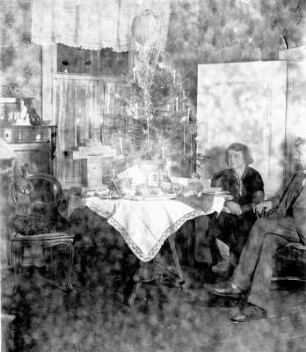 Dorpat. Die Bildhauerin Etha Richter mit ihrem Mann Hans Heiligabend am Weihnachtsbaum sitzend