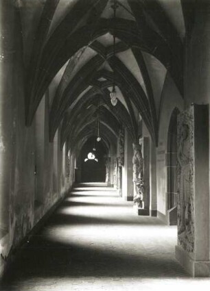 Leipzig, Paulinerkirche. Kreuzgang (13. Jahrhundert) : Leipzig, Paulinerkirche (1240 geweiht, nach 1485 erweitert, Chor 1519-1521, Umbau 1710-1712, 1897-1899; A. Roßbach). Kreuzgang (13. Jahrhundert) mit Grabsteinen