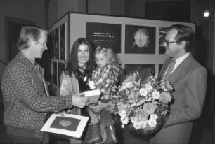 Museum am Friedrichsplatz (Naturkundemuseum). Ehrung der 100 000. diesjährigen Besucherin Christa Deuß