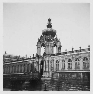 Kronentor : Dresden-Altstadt. Zwinger (1709/1719; M. D. Pöppelmann). Kronentor mit Langgalerien. Straßenansicht
