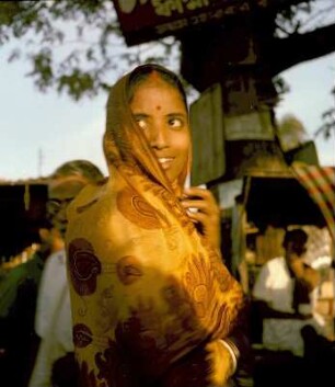"Unterwegs". Junge Frau, wohl auf einem Markt : Indien. "Unterwegs". Junge Frau, wohl auf einem Markt