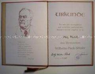 Urkunde zur Verleihung des Ehrennamens "Wilhelm-Pieck-Schüler" (in Mappe)