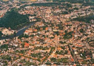 Bernburg (Saale). Südvorstadt gegen Altstadt beiderseits der Saale, Krumbholz und Nordvorstadt. Luftbild-Schrägaufnahme von Süden