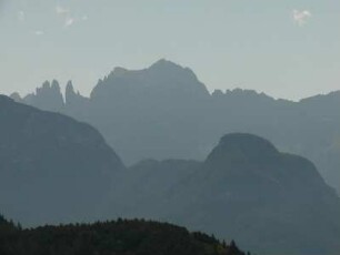 Bergmassive um Bozen mit Schlern, Kesselkogel, Rosengarten