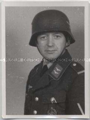 Soldatenporträt mit Stahlhelm