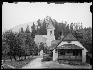 Klamm: Ruine und Kirche