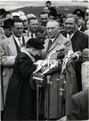 Konrad Adenauer bei seiner Rückkehr aus Moskau mit der Mutter eines Kriegsgefangenen