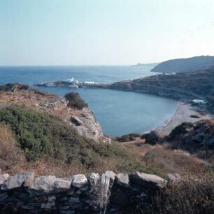 Sifnos. Blick zur Landzunge Chrysopigí an der Südostküste. K1