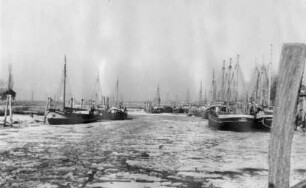 Festeis im Hafen Schulau/Elbe