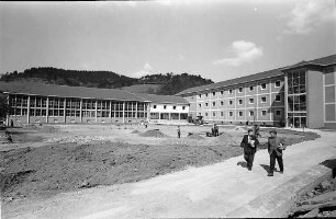 Freiburg i. Br.: Turnhalle und Schulbau des Neubaus des Berthold-Gymnasiums