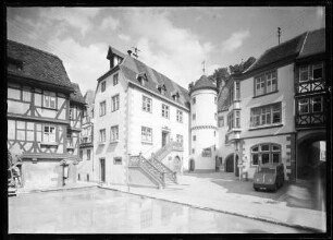 Haus der vier Gekrönten, Grafschaftsmuseum bzw. ehemaliges Rathaus mit Treppe, Turm und Vorplatz