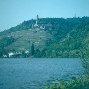 Neckarzimmern. Blick über den Neckar auf den Ort und die Burg Hornberg (Götzenburg Hornberg)