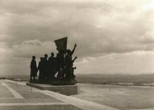 Cremer, Fritz. Buchenwald-Denkmal. Gesamtansicht von der Seite. Weimar, Nationale Gedenkstätte Buchenwald auf dem Ettersberg