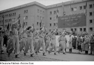Sportler während einer Parade auf der Straße der III. Weltfestspiele (heutige Jahnallee)