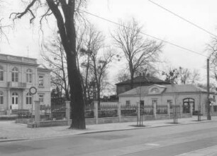 Dresden-Neustadt, Bautzner Straße 96. Marcolinische Meierei. Villa (1790) und westliches Torhaus (1795/1796). Straßenansicht von Norden