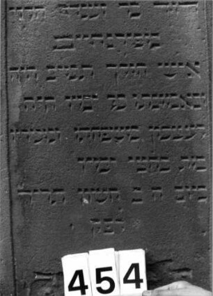 Grabstein 454 (Index: 99803741) Material: sandstein Zustand: unten abgeblättert Maße HxBxT: 130x51x10 cm Beschreibung: Stele mit verdachtem Rundbogen, profilierter Rand, Giebelfeld: Grabstein 454 (Detailaufnahme)