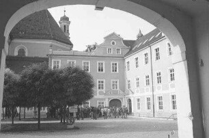 Landshut: Hof in der Abtei Seligenthal, durch Bogen