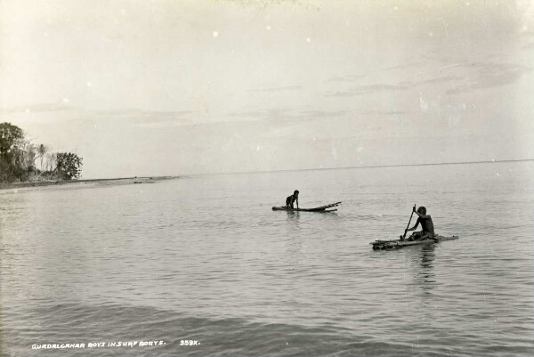 "Les garçons de Guadalcanar sur les surfs".