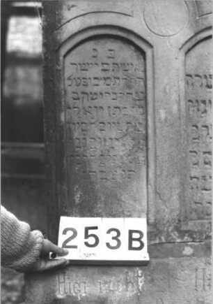 Grabstein 253 (Index: 99898624) Material: Granit Zustand: gut erhalten Maße HxBxT: 237x64x54 cm Beschreibung: Obelisk, am Sockel Palmzweig und Blüte, Doppelgrabstein Symbolik: Palmzweig, Blüte Besonderheit: Doppelgrab für Eheleute: Grabstein 253B