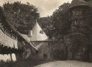 Mittelsachsen. Rochsburg. Schloss Rochsburg, Zwinger mit gedecktem Fachwerkwehrgang, Blick zum ersten Hoftor