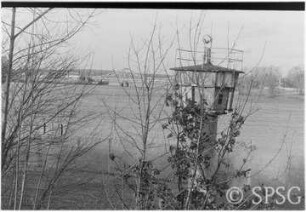 Ufer Park Babelsberg mit Wachturm und Blick auf Glienicker Brücke