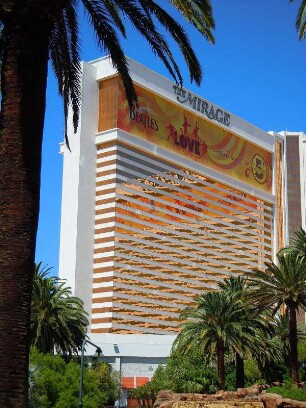 Mirage Hotel am Las Vegas Boulevard : Beiderseits des ca. 6 Kilometer langen Las Vegas Boulevard ("the strip") stehen die Hochhaushotels und Vergnügungsstätten der Spielerstadt, aufgenommen in Las Vegas am 9. August 2012