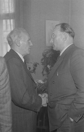 60. Geburtstag von Walter Maschke, Generalsekretär der Volksbühne Berlin : Walter Maschke (links) mit einem Gast im Gespräch