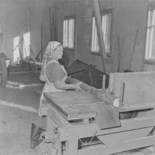 Commerauer Brennholzspalten : Commerau/Komorow. Arbeiterin beim Holz spalten