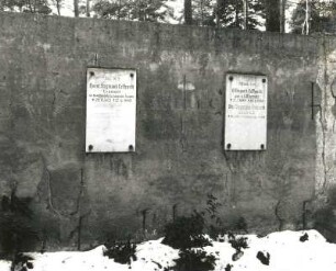 Wandgrabmal der Familie Eckhardt : Wandgrabmal der Familie Eckhardt. Stein (ab 1935). Familienwappen im Giebel. Dresden-Neustadt, Albertstadt, Nordfriedhof (Garnisonsfriedhof)