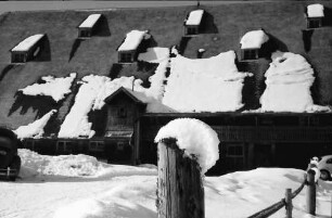 Hinterzarten: Schneefetzen auf Dachgiebel