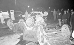 Verkehrsunfall zwischen einem amerikanischen Jeep und einem deutschen PKW.
