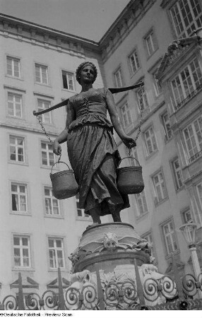 Ansicht der Bronzefigur der Wasserträgerin des Mägdebrunnens auf dem Roßplatz