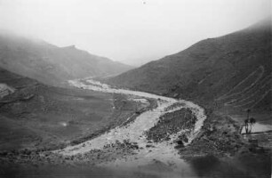 Regenzeit : Verregnete Berglandschaft mit Fluss