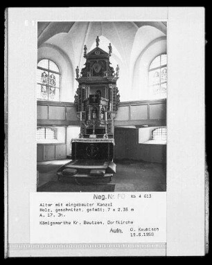 Königswartha. Evangelische Pfarrkirche (um 1690/1700). Kircheninneres mit Kanzelaltar (Holz, geschnitzt, gefasst, teils vergoldet; 7 x 2,35 m. Anfang 17. Jahrhundert)