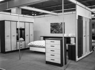 Ausstellungskoje des VEB Möbelkombinat Berlin (MKB) mit Schlafzimmermöbeln