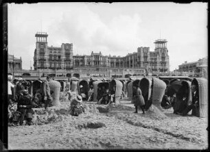 Niederlande, Scheveningen. Palast-Hotel, davor Strandbad