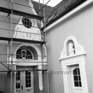 Stormarnschule: Gymnasium: Waldstraße: Altbau: Renovierung der Fassade: Detailaufnahme: links ehemaliges Hauptportal, mit Gerüst