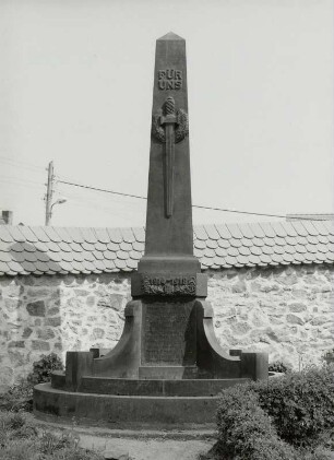 Denkmal für die Gefallenen des 1. Weltkrieges : Denkmal für die Gefallenen des 1. Weltkrieges. Sandstein (nach 1918). Zeithain, Kirchhof