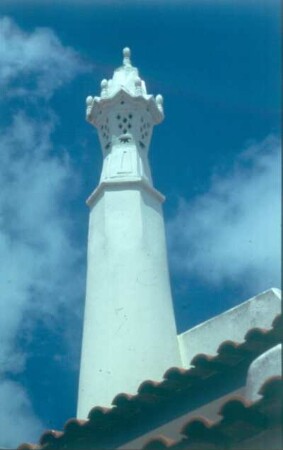 Schlanker, turmartiger Schornstein mit Oberteil voller Verzierungen, einem Minarett ähnlich