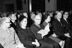 Freiburg: Kaufhaussaal; Großes Bundesverdienstkreuz für Colmars Oberbürgermeister Joseph Rey; Reihe der Ehrengäste