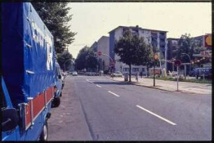 Straßenansicht mit Tankstelle